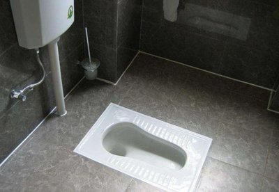 衛(wèi)生間潮濕多霉？玻璃膠易發(fā)黑？懂行人都在用這種替代品，防霉更衛(wèi)生